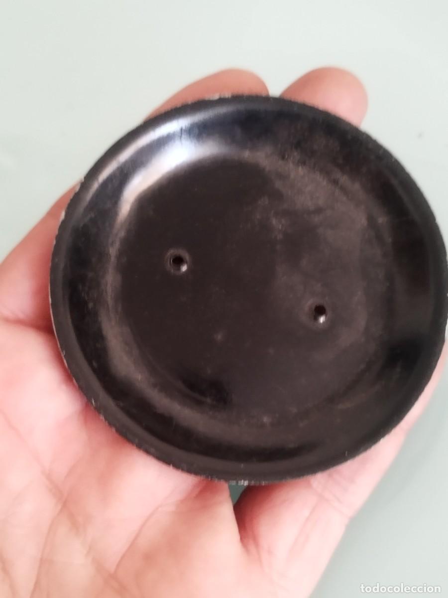 Antig&uuml;edades: Antigua base, plato de metal de color negro. A identificar.