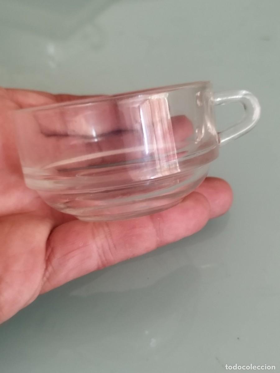 Antig&uuml;edades: Antigua peque&ntilde;a taza de cristal, para caf&eacute; solo o cortado. Fabricado en Francia.