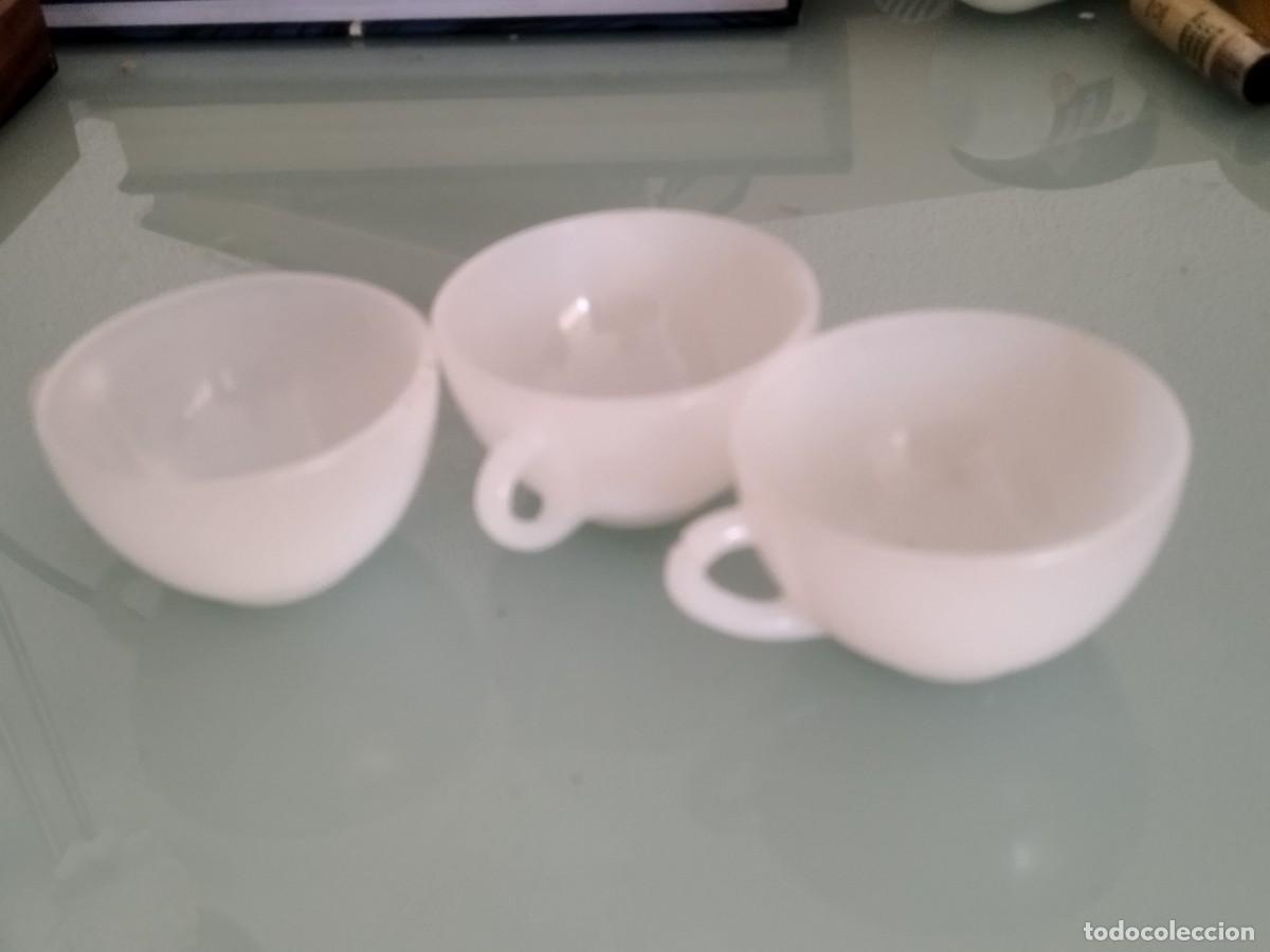 Antig&uuml;edades: Conjunto de 3 tazas de te o caf&eacute;. De cristal opalina.