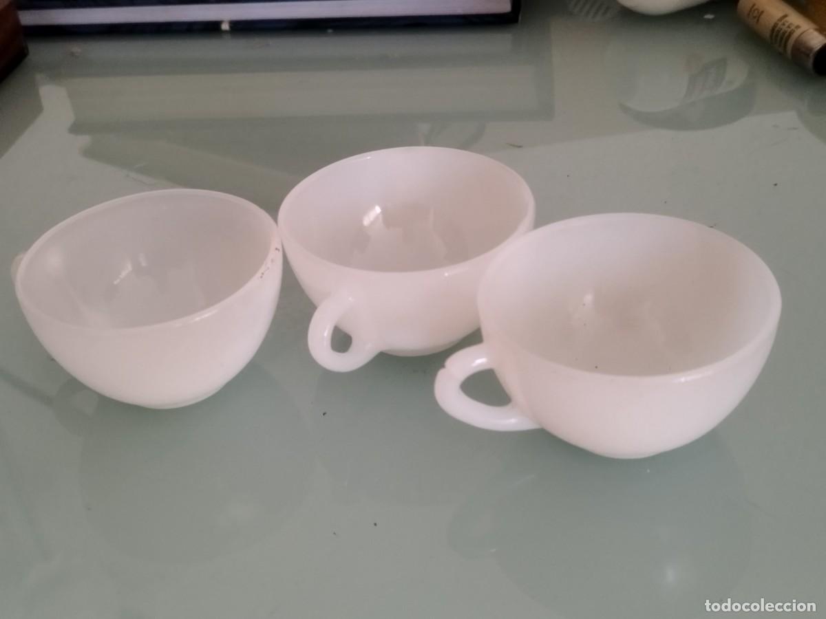 Antig&uuml;edades: Conjunto de 3 tazas de te o caf&eacute;. De cristal opalina. - Foto 2