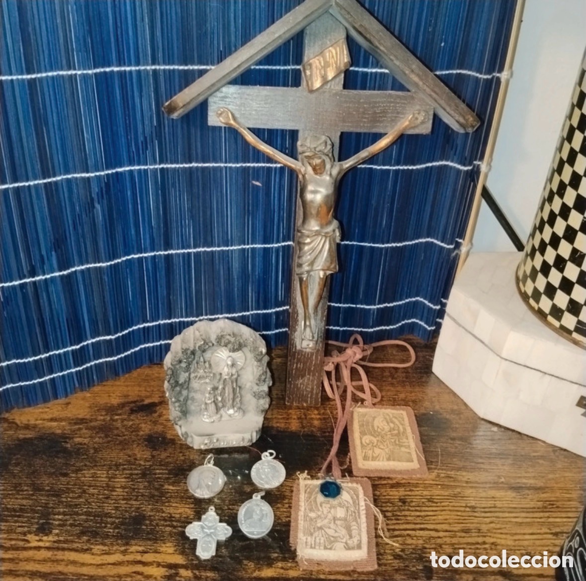 Antig&uuml;edades: Lote religioso, crucifijo, Cristo, medallas, escapulario S. XIX