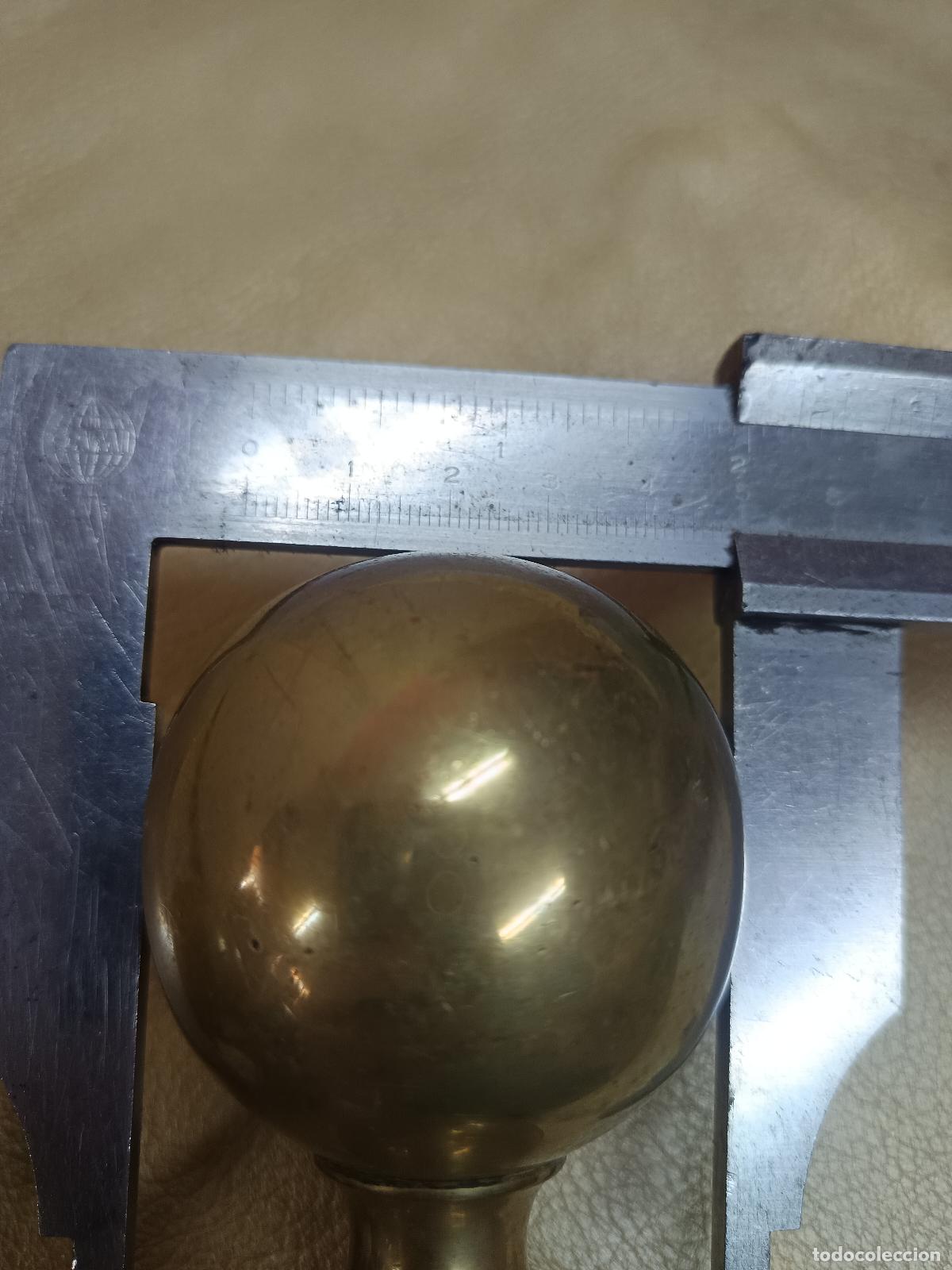 Antig&uuml;edades: DOS BOLAS ANTIGUAS DE REMATE DE ESCALERA BALCON EN BRONCE. - Foto 6