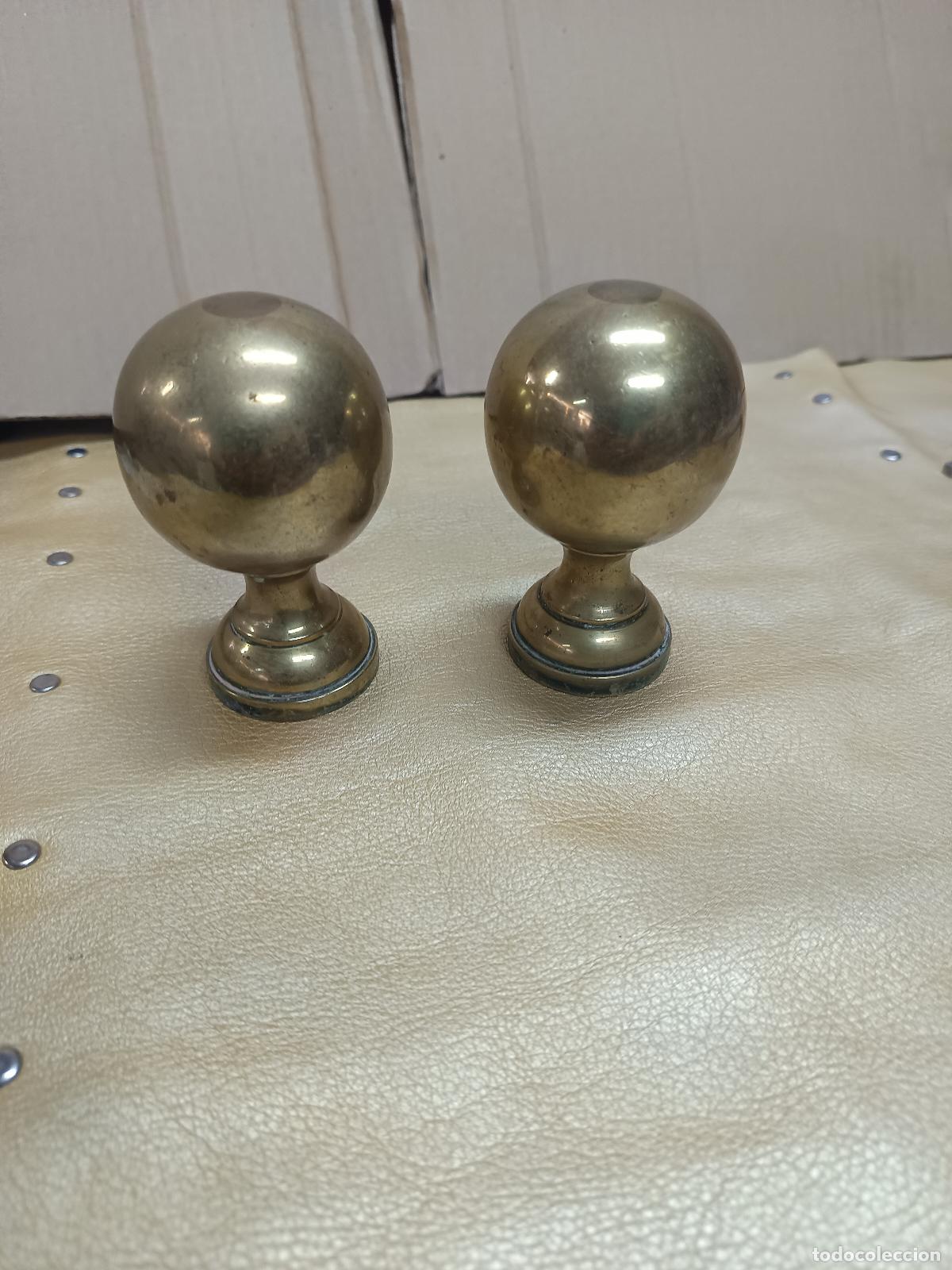 Antig&uuml;edades: DOS BOLAS ANTIGUAS DE REMATE DE ESCALERA BALCON EN BRONCE.