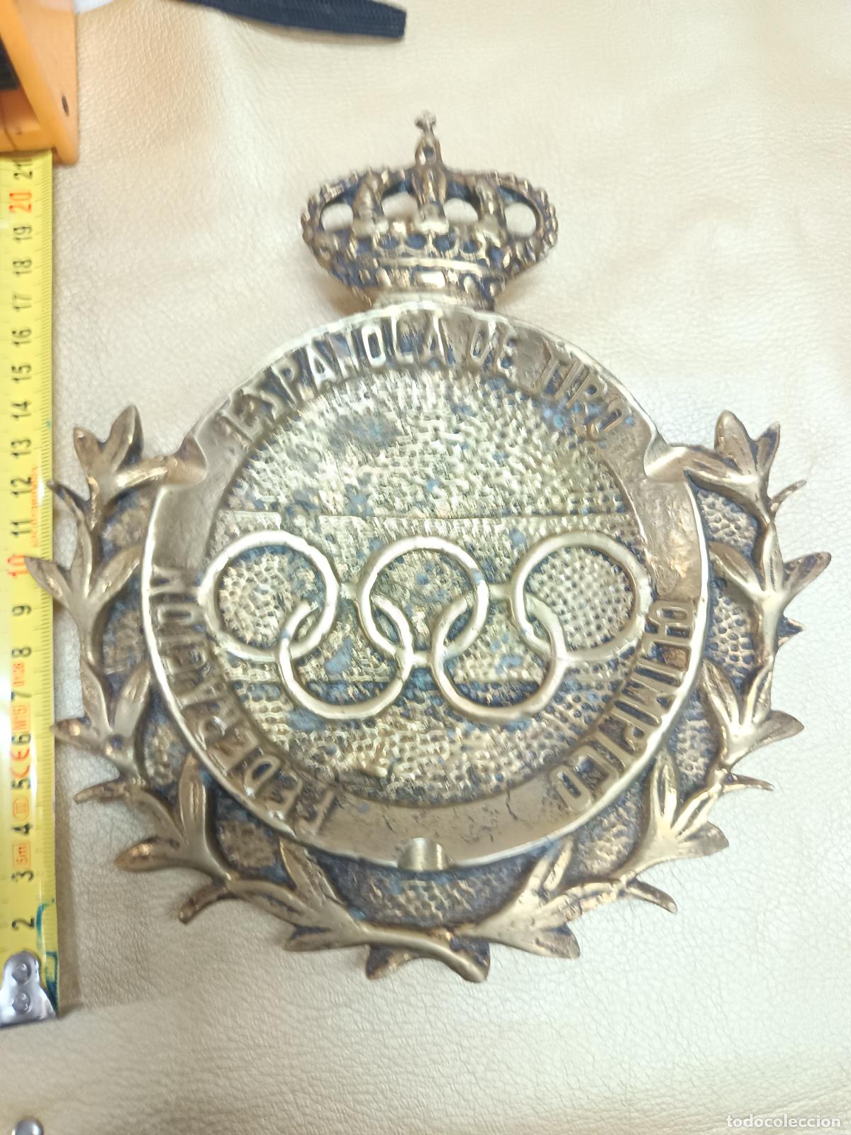 Antig&uuml;edades: GRAN CENICERO PLACA FEDERACION ESPA&Ntilde;OLA DE TIRO OLIMPICO, EN BRONCE, MAS DE 900 GRS