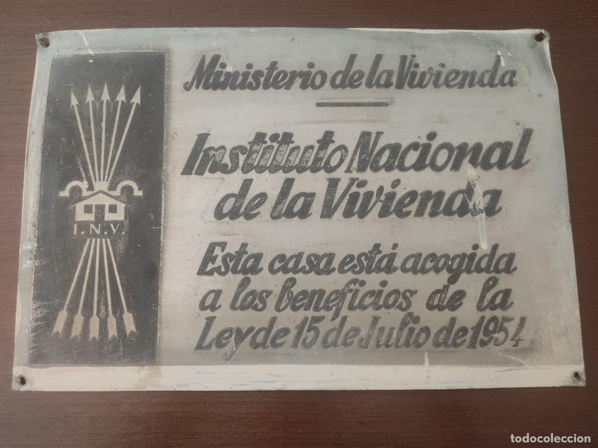 Antig&uuml;edades: Placa antigua , met&aacute;lica 1954