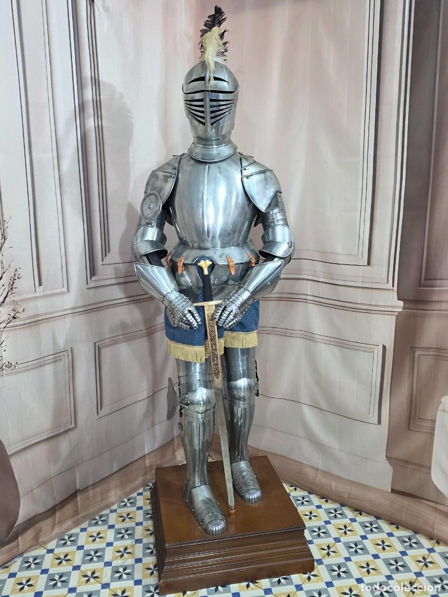 Antig&uuml;edades: Armadura medieval completa de placas de estilo del siglo XVI tama&ntilde;o real