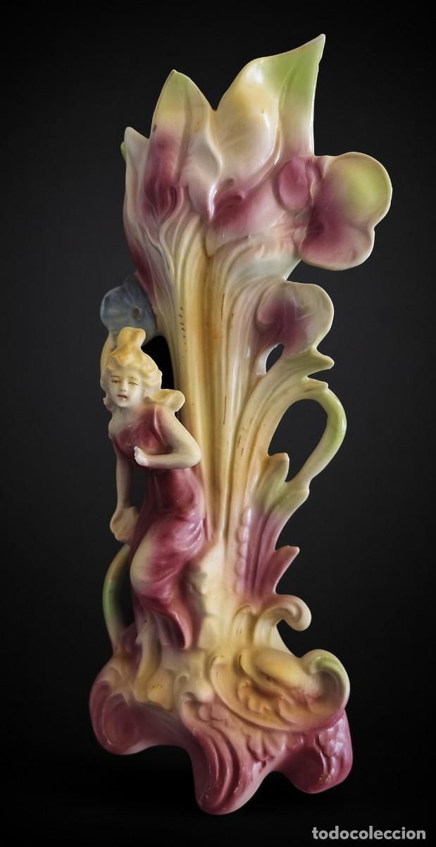 Antig&uuml;edades: c.1900 PRECIOSO FLORERO ART NOUVEAU DE PORCELANA FIGURA FEMENINA HOJAS Y FLORES ESTILIZADAS