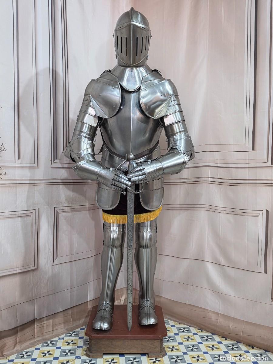 Antig&uuml;edades: Armadura de placas de caballero medieval o renacentista a tama&ntilde;o natural,