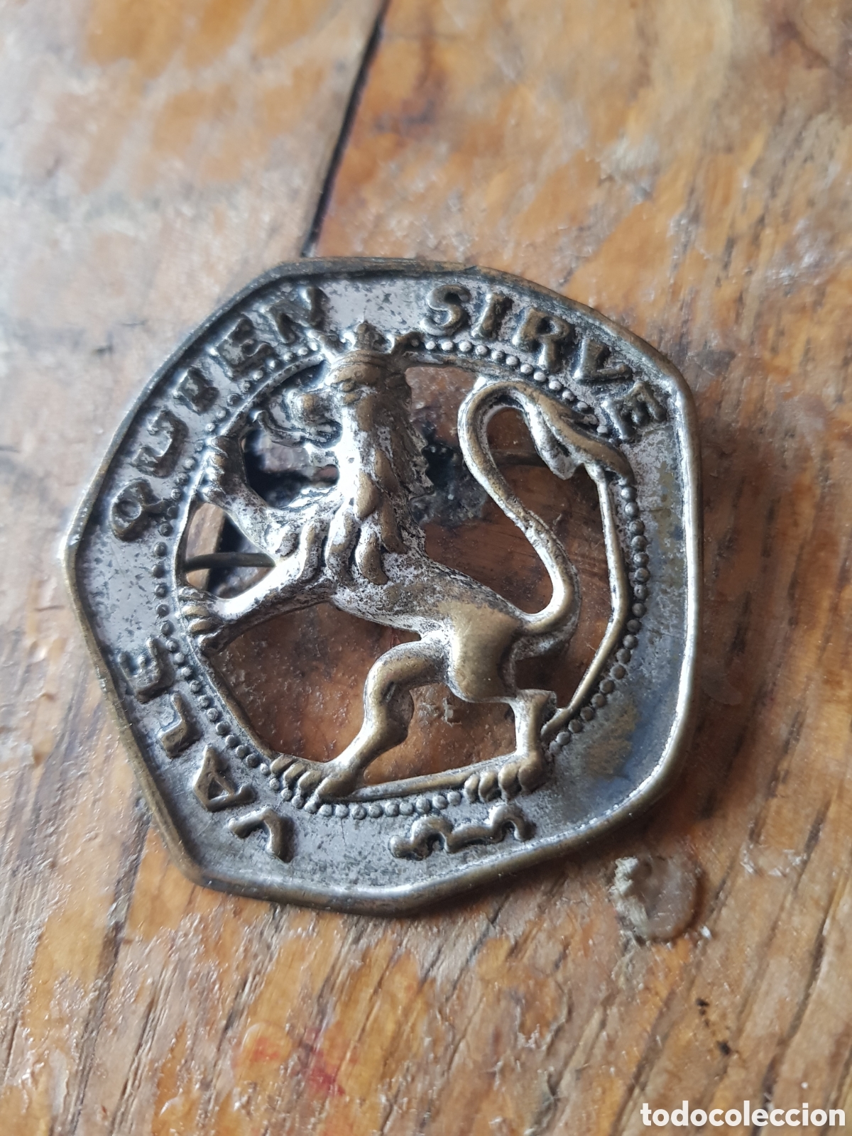 Antig&uuml;edades: ANTIGUA INSIGNIA DE LA OJE LEON RAMPANTE