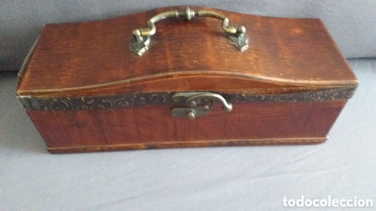 Antig&uuml;edades: Caja de madera. Asa, cierre y bisagra muy decorativa.
