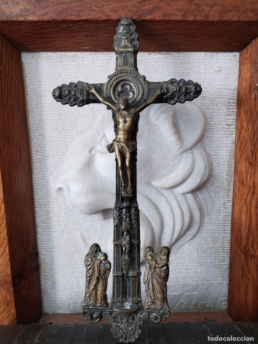Antig&uuml;edades: Antiguo Crucifijo en bronce, tipo Calvario con Mar&iacute;a Magdalena y Virgen Mar&iacute;a. Ver.