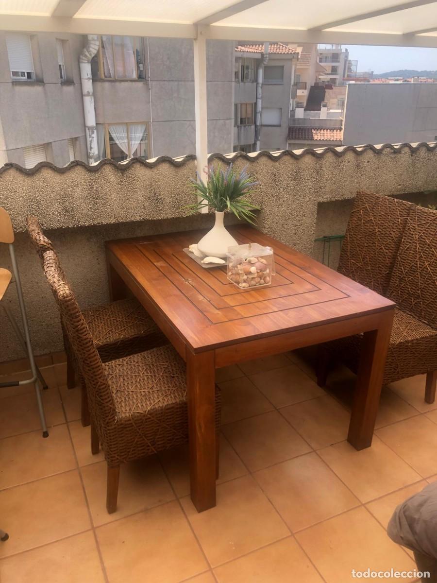Antig&uuml;edades: Mesa de comedor de madera noble maciza 130&times;90 cm con 4 sillas de rat&aacute;n c&oacute;modas &ndash; Estado excelente &ndash;