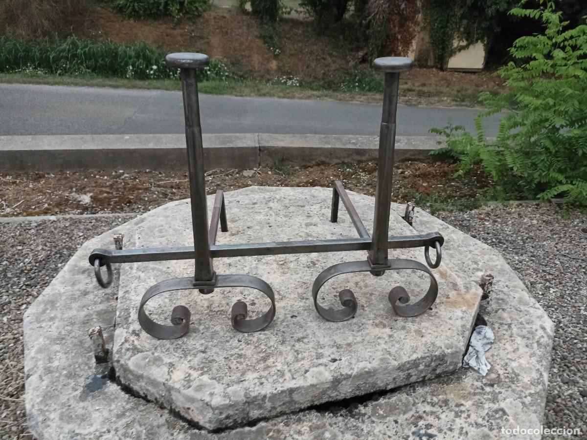 Antig&uuml;edades: Morillos de chimenea con barra de hogar