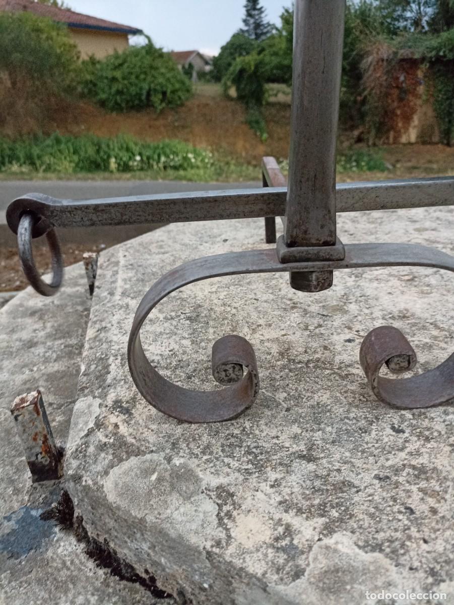 Antig&uuml;edades: Morillos de chimenea con barra de hogar - Foto 2
