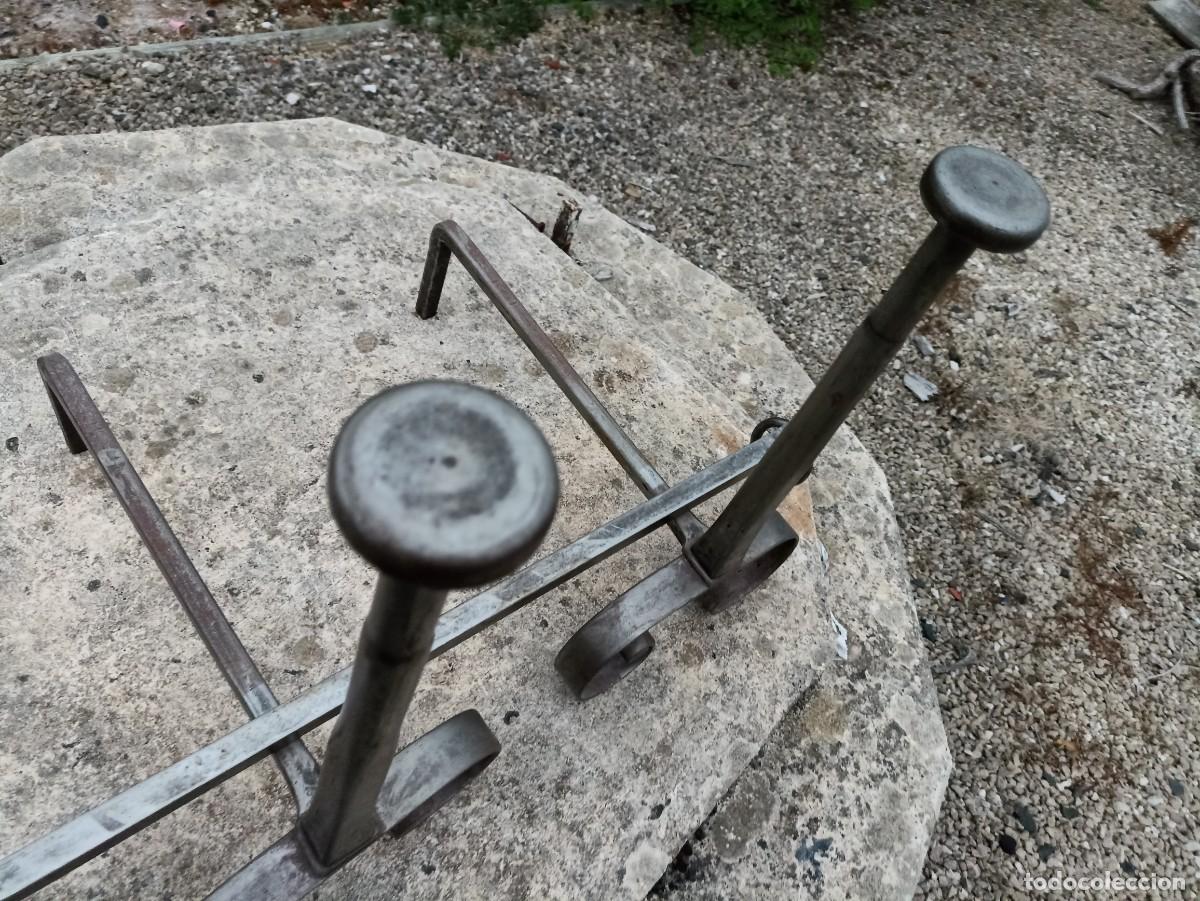 Antig&uuml;edades: Morillos de chimenea con barra de hogar - Foto 7