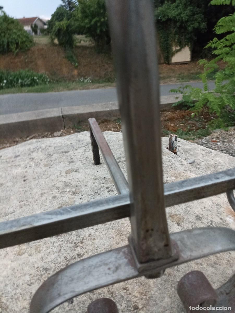 Antig&uuml;edades: Morillos de chimenea con barra de hogar - Foto 9