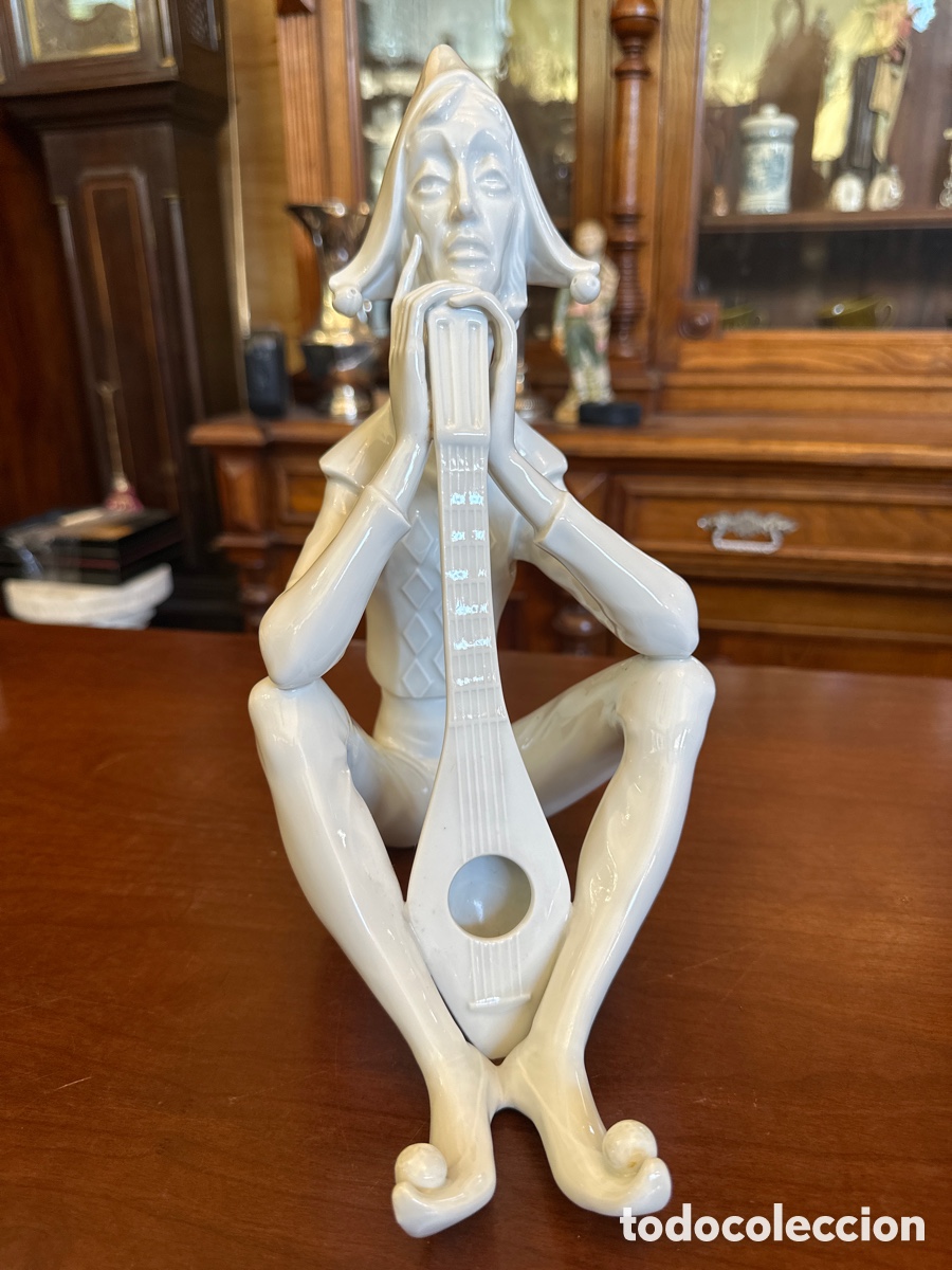 Antig&uuml;edades: PRECIOSA FIGURA, ESCULTURA DE ARLEQU&Iacute;N CON BANDOLINA DE PORCELANA EXCELENTE CALIDAD. FIRMA Pp.