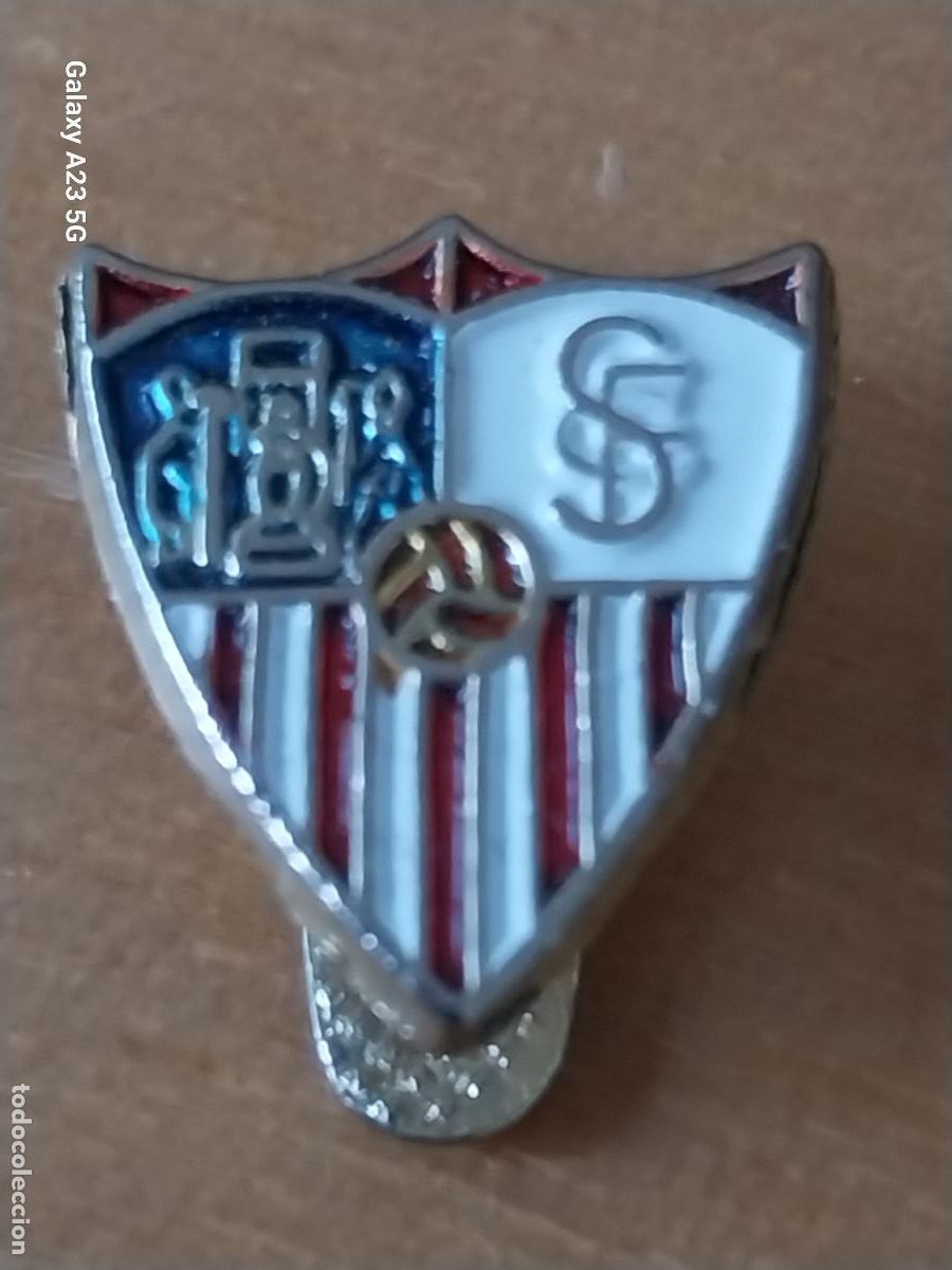 Antig&uuml;edades: SEVILLA C F INSIGNIA SOLAPA PINTURA LACADA 1.43CMS ALTO ORIGINAL VINTAGE