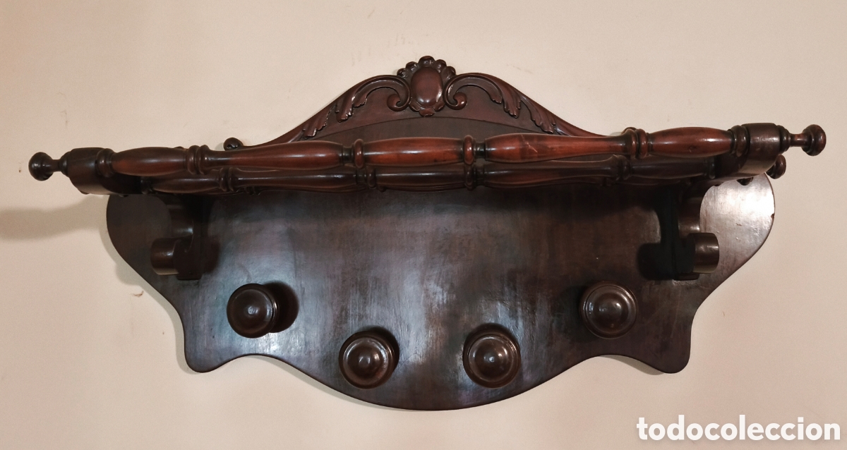 Antig&uuml;edades: Antiguo perchero de pared con sombrerero fabricado en madera noble de caoba maciza.