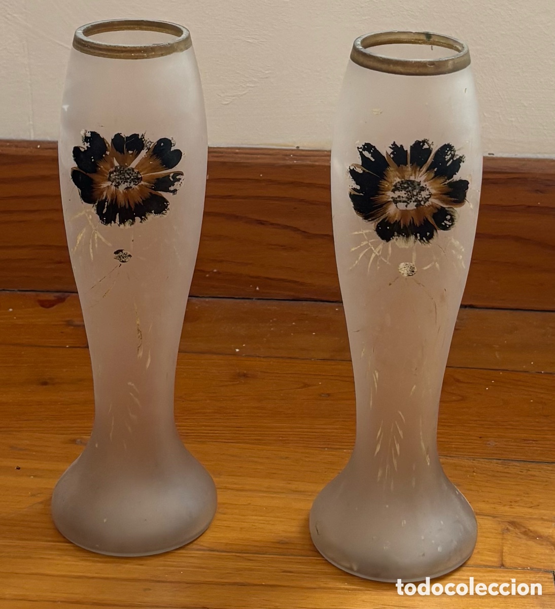Antig&uuml;edades: Pareja Candelabros Portavelas Vintage Vidrio Satinado Floral Negro Dorado Retro