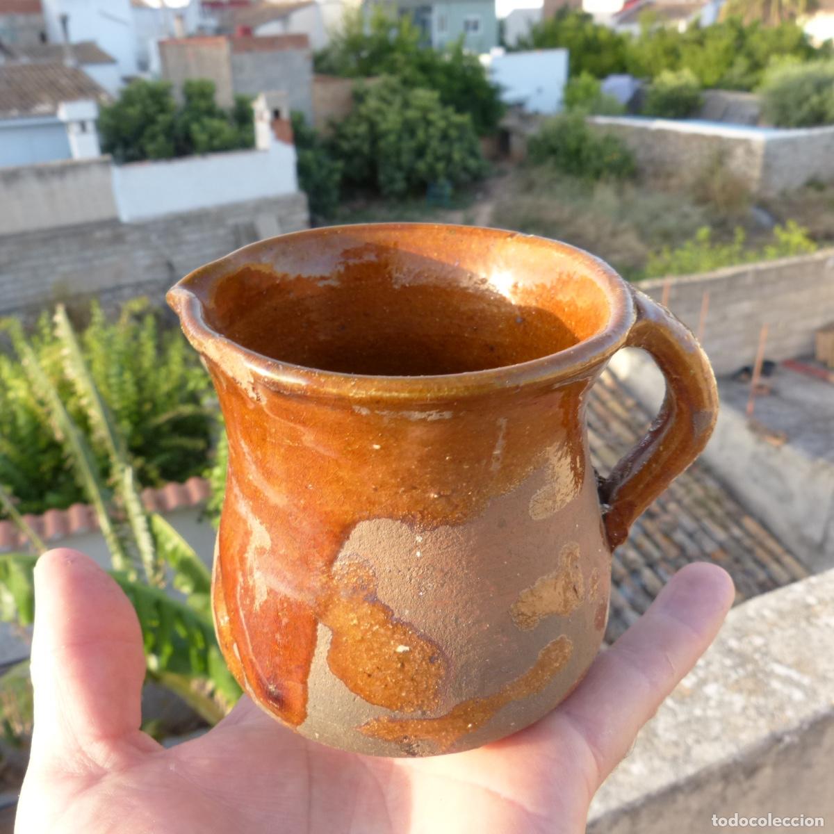 Antig&uuml;edades: Peque&ntilde;a jarra o vaso con pico de ceramica melada refractario, 300gr, 9x8,5x10,5cm.
