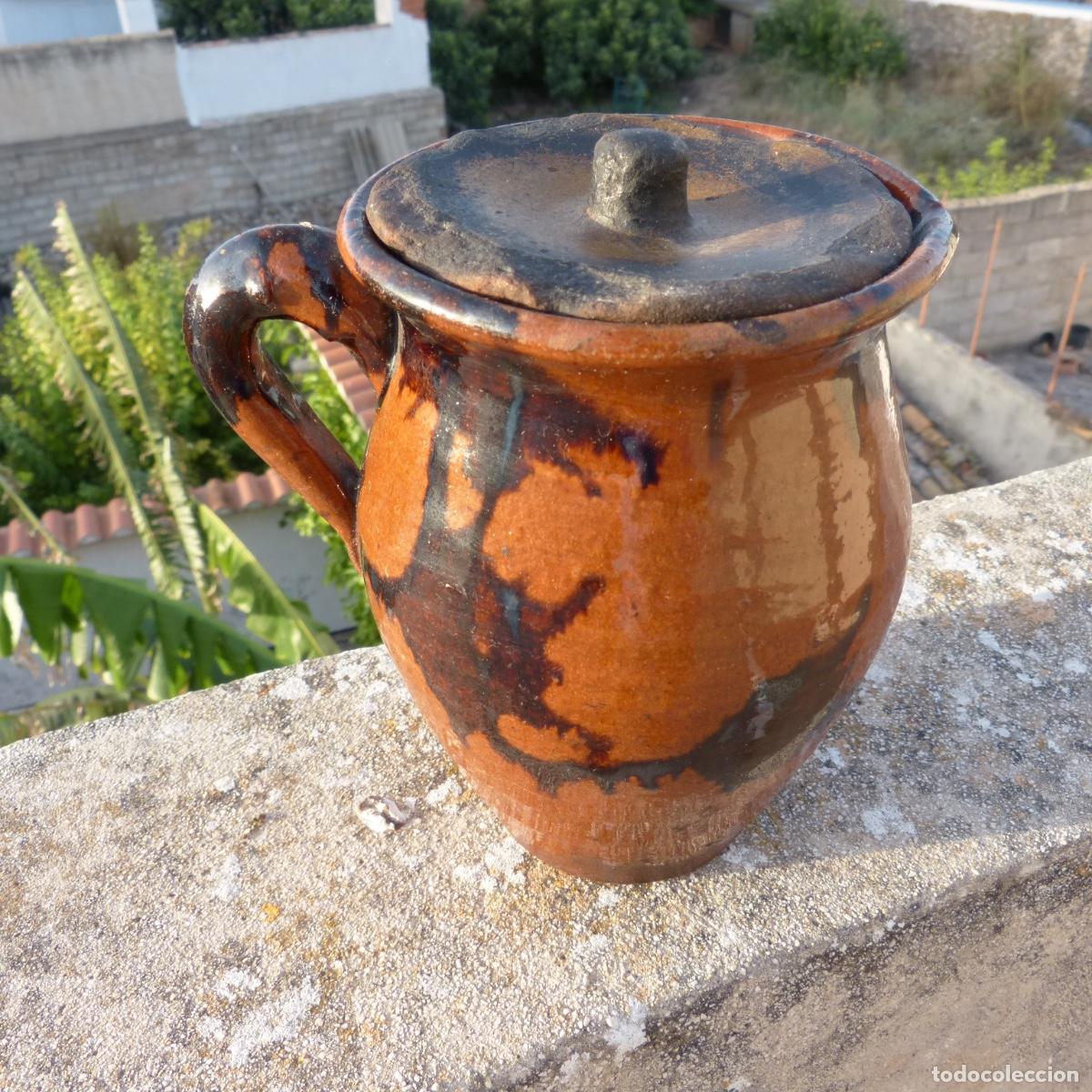 Antig&uuml;edades: Antigua jarra de ceramica tradicional melada con manchas negras, con tapa, 601gr, 15x10,5x13,5cm.