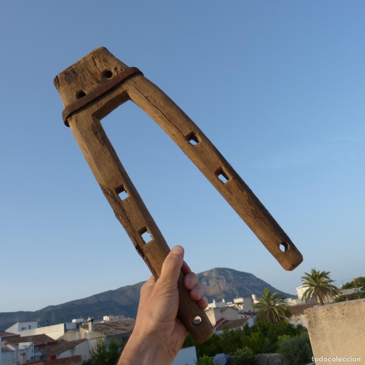 Antig&uuml;edades: Antiguo elemento de madera de encina de una pieza reforzado con pieza de forja, caballeria, 46cm.
