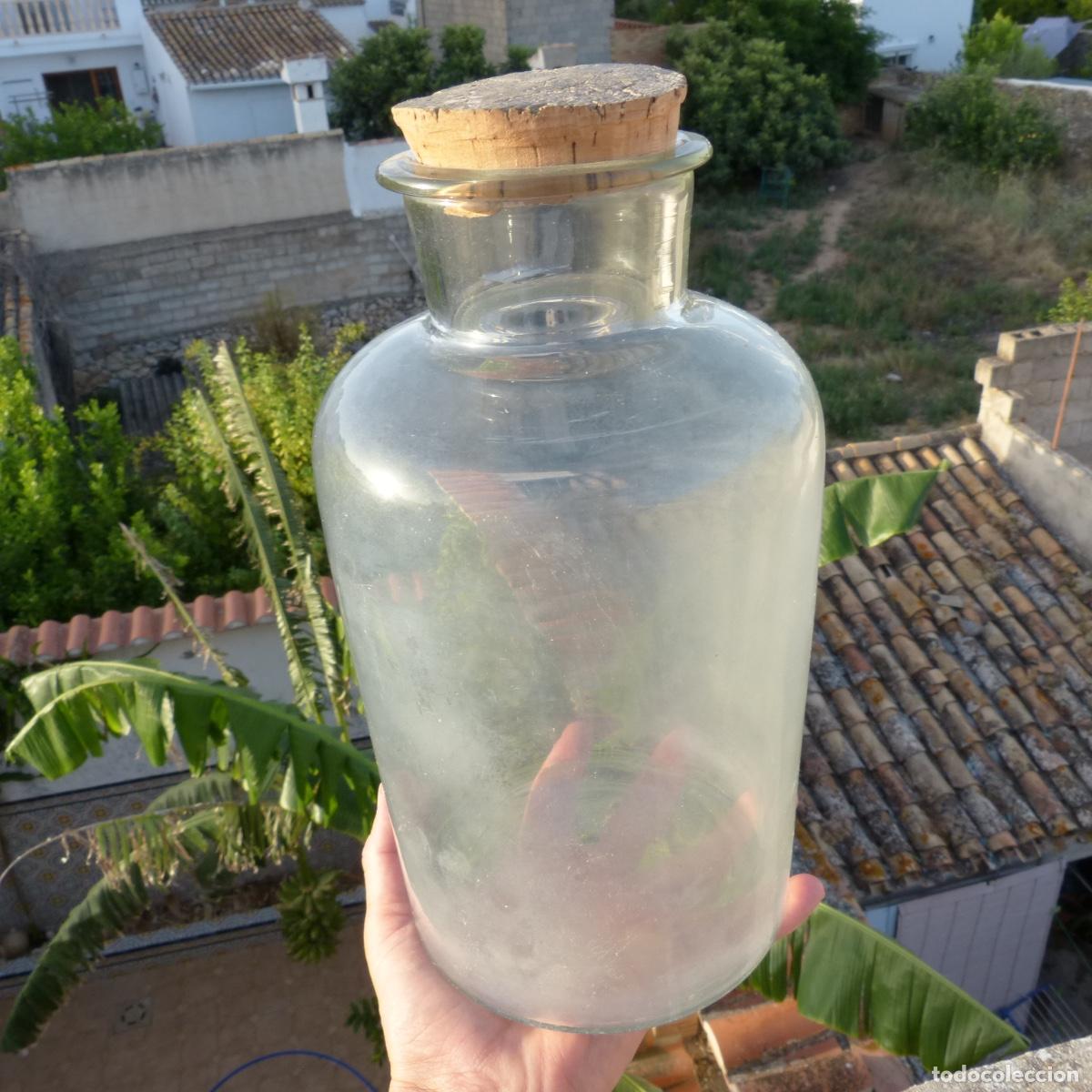 Antig&uuml;edades: Antiguo tarro, botella o bote de vidrio soplado con tapon de corcho, 29cm, 1128gr.