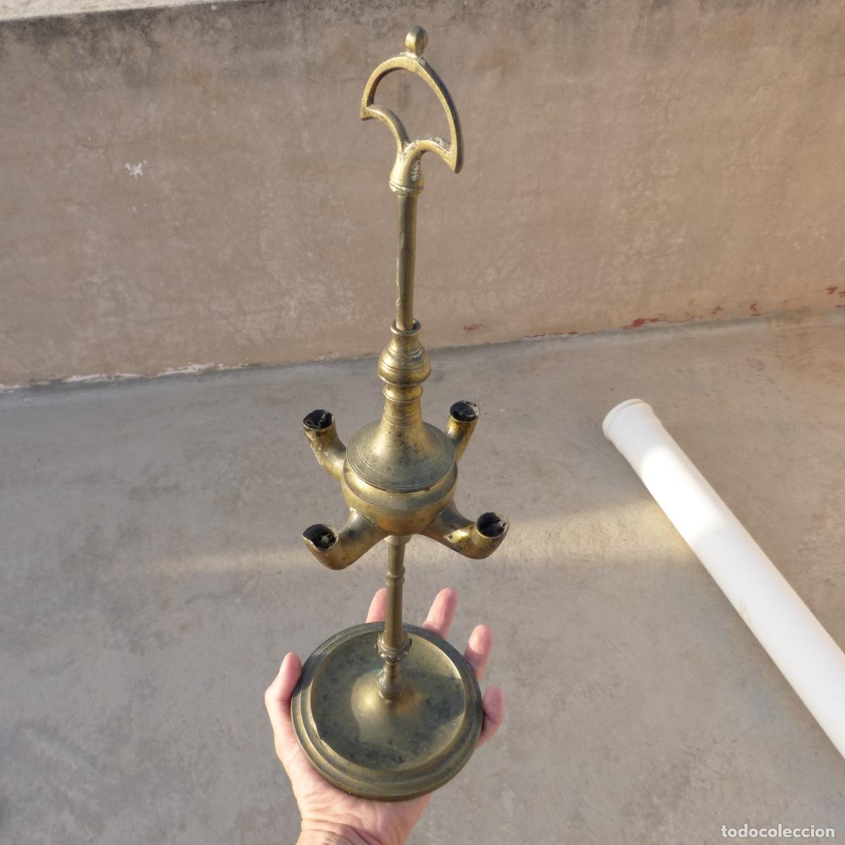 Antig&uuml;edades: Antiguo candelabro de 4 mechas giratorio de sobremesa en bronce, 44,5cm. 930gr.