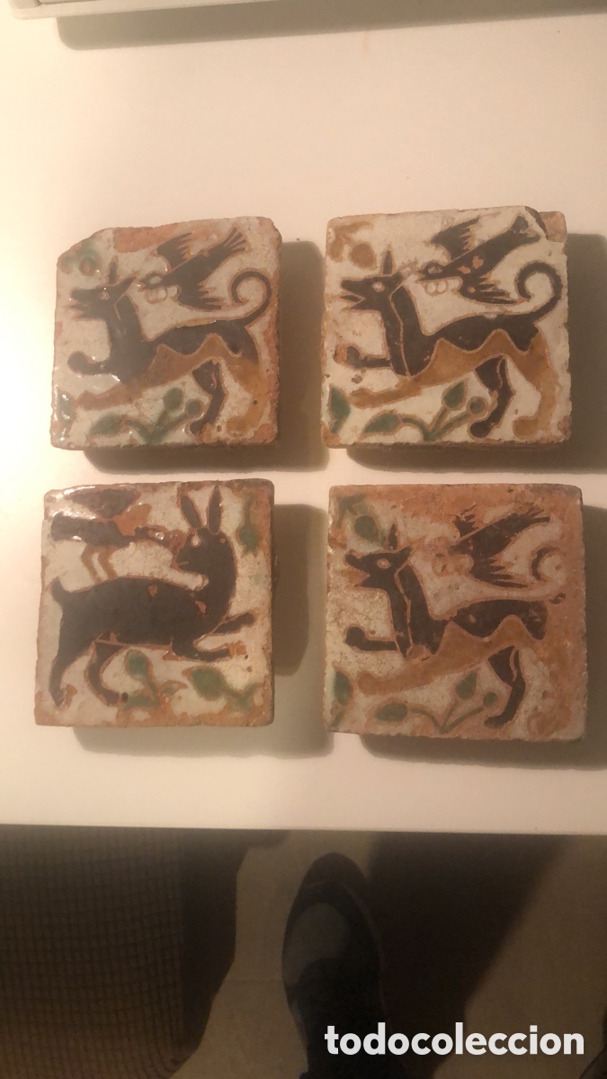 Antig&uuml;edades: 4 olambrillas goticas de cuerda seca vidriada de cetreria con perro y halcon 1475-1500