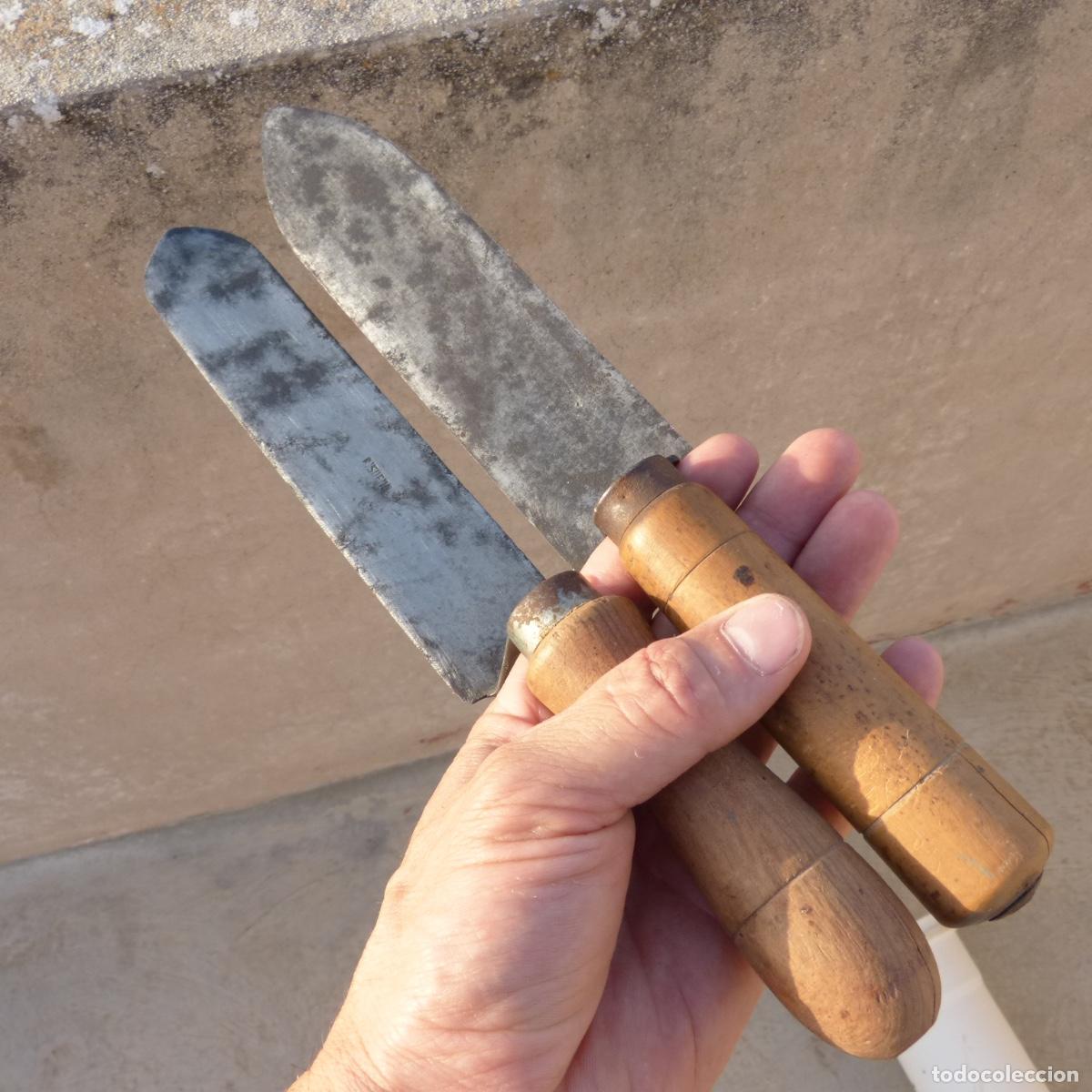 Antig&uuml;edades: Antiguas paletas muy afiladas de forja con mango de madera, uso desconocido.