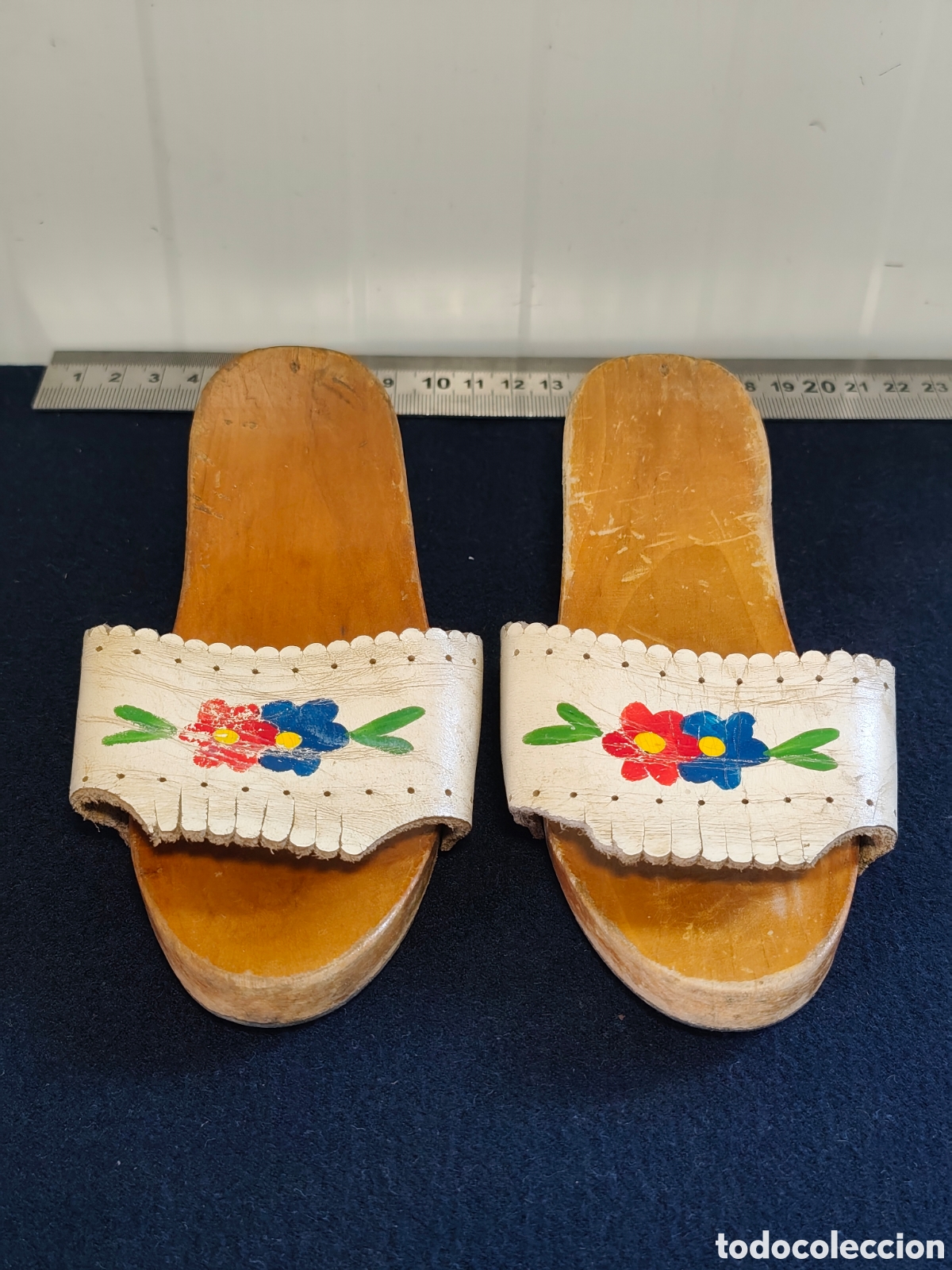Antig&uuml;edades: Chanclas Zueco Artesanales de Madera y Piel Vintage &ndash; Pintadas a Mano