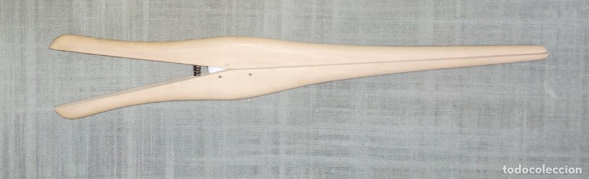 Antig&uuml;edades: PINZA DE MADERA PARA ENSANCHAR GUANTES. ENVIO CERTIFICADO INCLUIDO EN EL PRECIO
