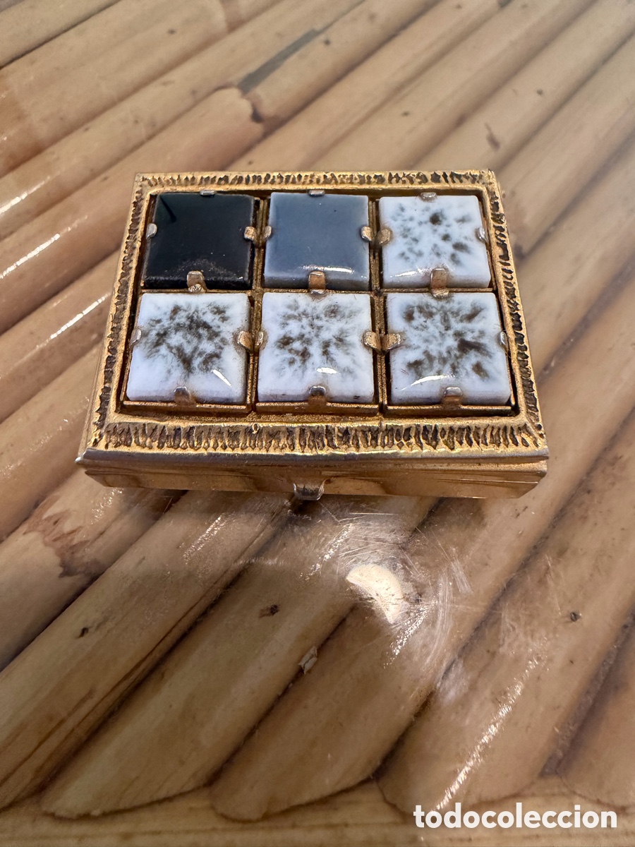 Antig&uuml;edades: Pastillero de los 60 con inserciones en piedra