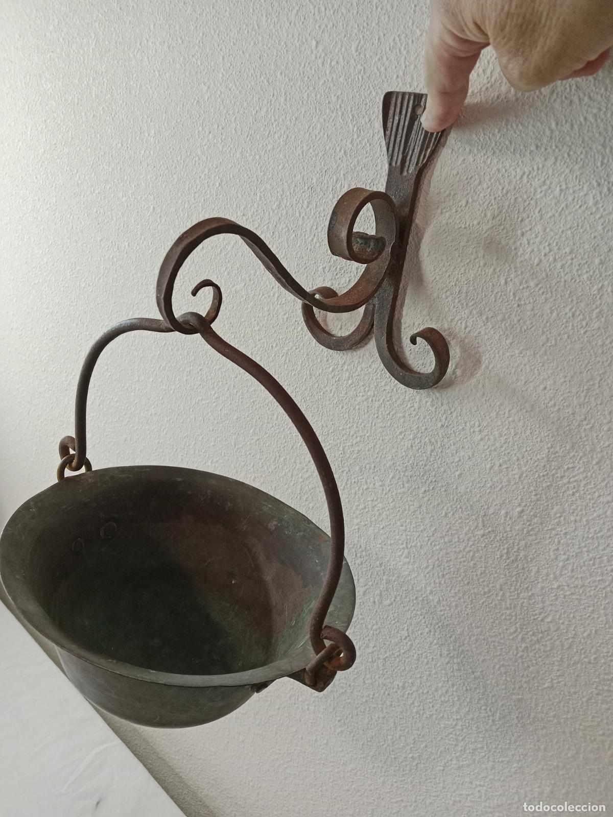 Antig&uuml;edades: Cuenco cobre y soporte metal para colocar al pared