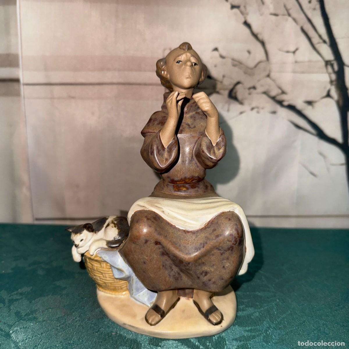 Antig&uuml;edades: Figura de porcelana de gres &rdquo;Prayful Stitch&rdquo; (Puntada de oraci&oacute;n) de Lladr&oacute;