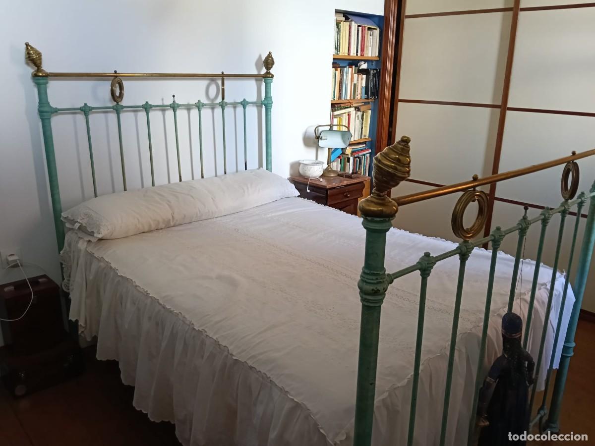 Antig&uuml;edades: Cama de 135 cm de hierro fundido y lat&oacute;n