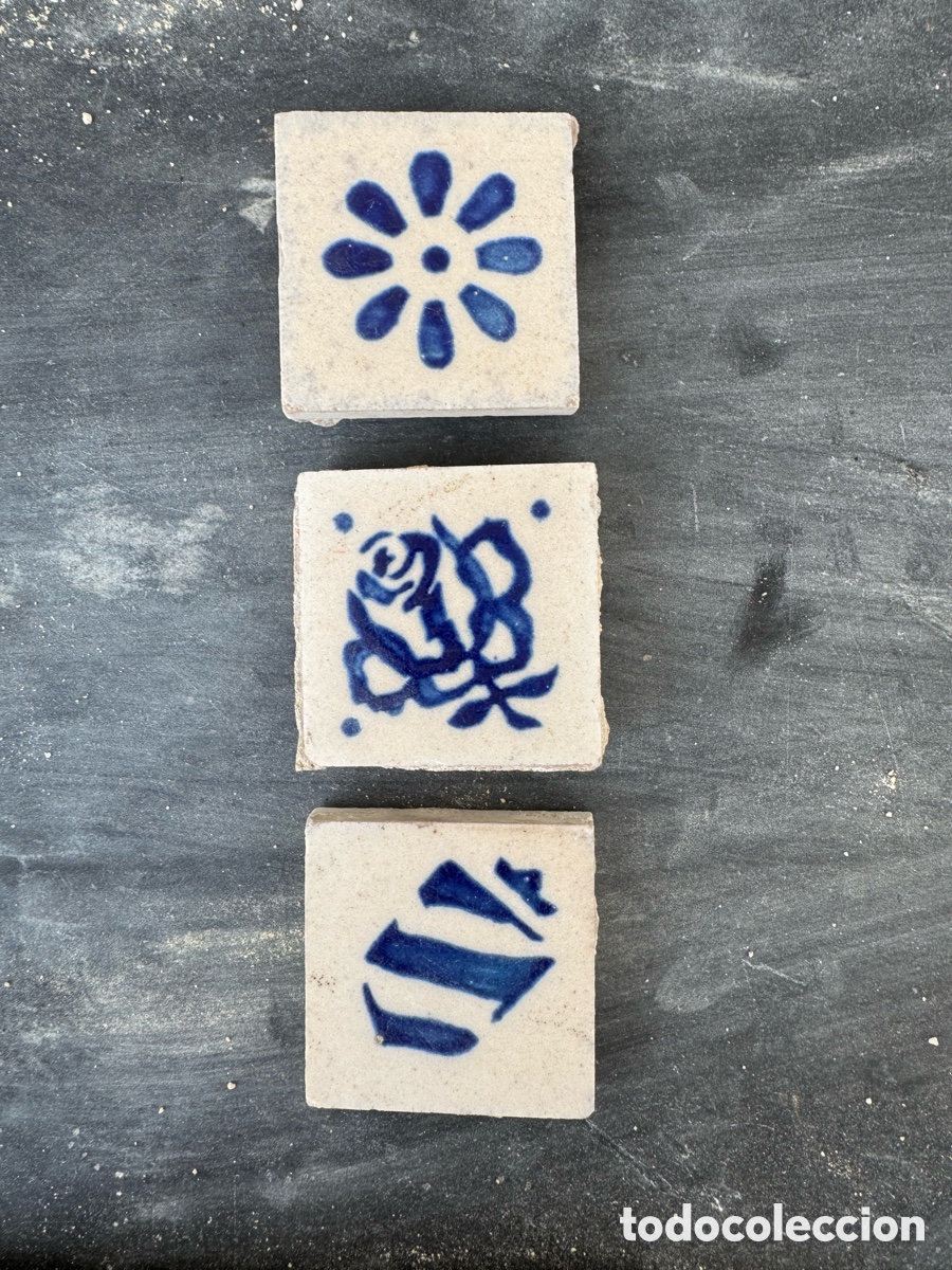 Antig&uuml;edades: 310 olambrillas antiguas 4x4 cm azul cobalto, 3 motivos decorativos