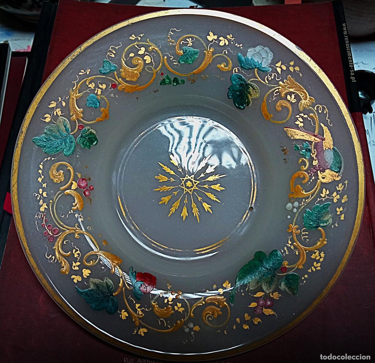 Antig&uuml;edades: Magn&iacute;fico Plato de Vitrina en Vidrio del Siglo XIX &ndash; Esmalte en Relieve y Oro &ndash; Venecia