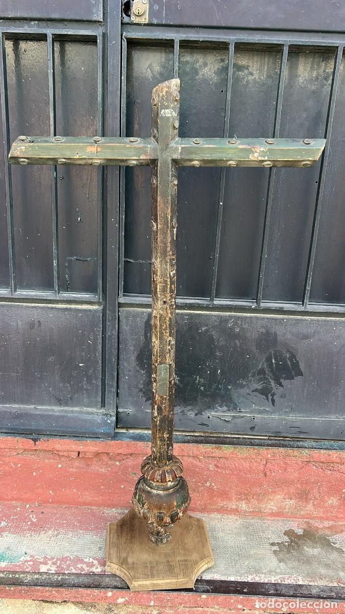Antig&uuml;edades: CRUZ DE MADERA POLICROMADA ANTIGUA CON CARACTER DE 110 CMS. DE ALTO X 66 CMS.