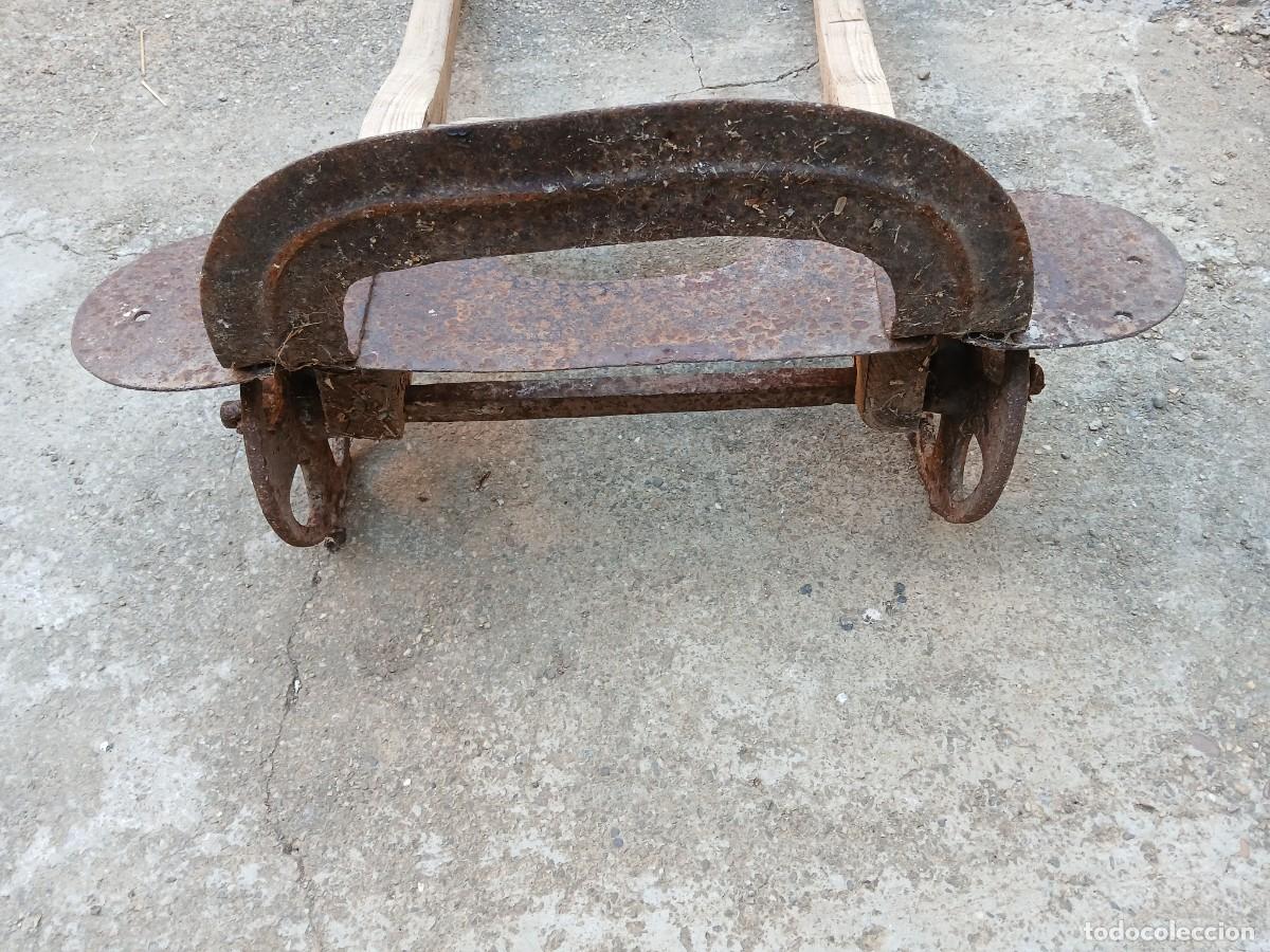 Antig&uuml;edades: Antiguo carretillo de madera con ruedas de hierro. - Foto 2