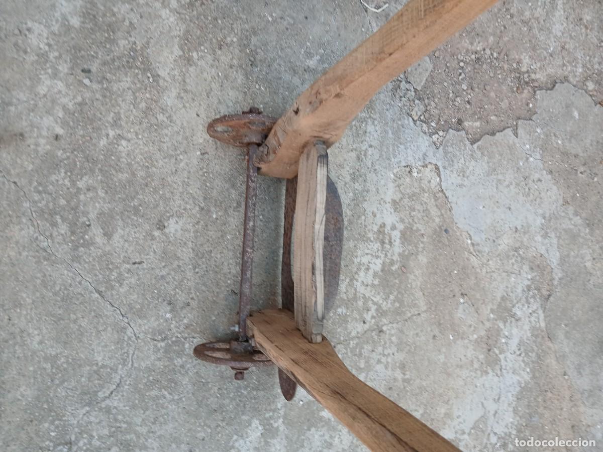 Antig&uuml;edades: Antiguo carretillo de madera con ruedas de hierro. - Foto 3
