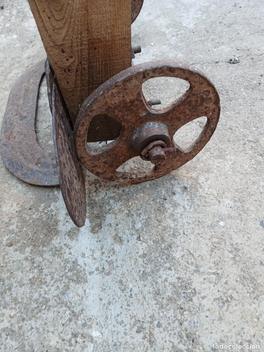 Antig&uuml;edades: Antiguo carretillo de madera con ruedas de hierro. - Foto 4