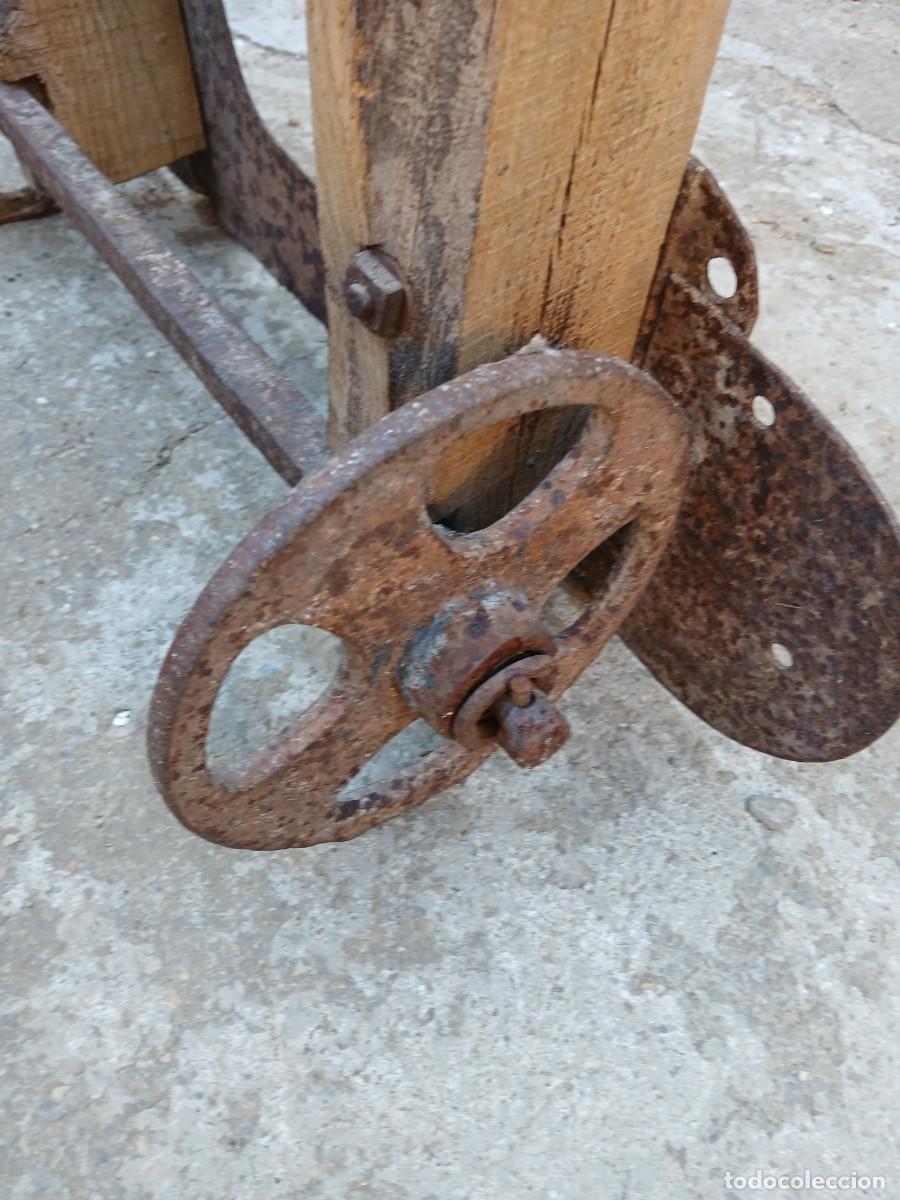 Antig&uuml;edades: Antiguo carretillo de madera con ruedas de hierro. - Foto 5