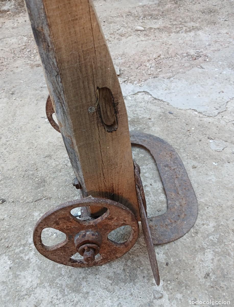 Antig&uuml;edades: Antiguo carretillo de madera con ruedas de hierro. - Foto 6