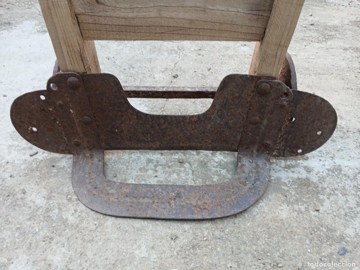 Antig&uuml;edades: Antiguo carretillo de madera con ruedas de hierro. - Foto 7
