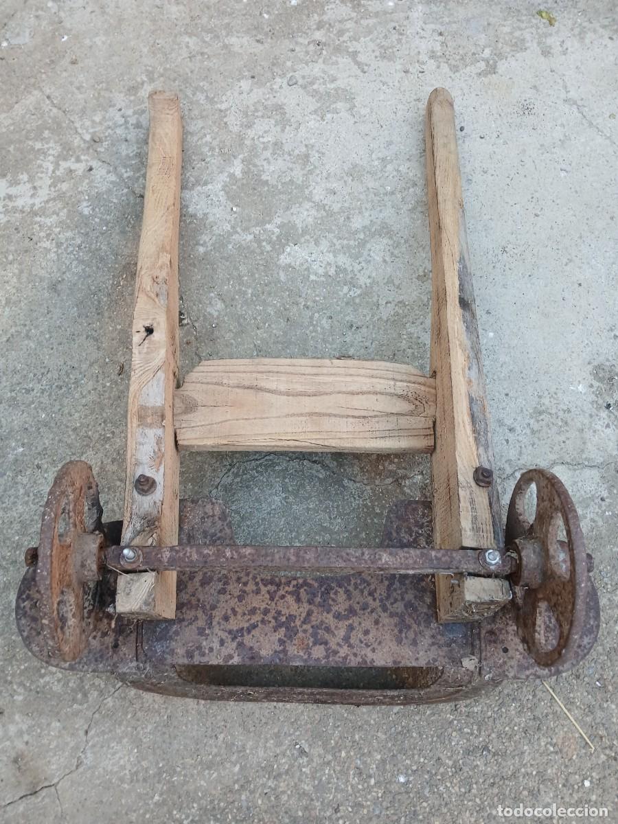 Antig&uuml;edades: Antiguo carretillo de madera con ruedas de hierro. - Foto 8