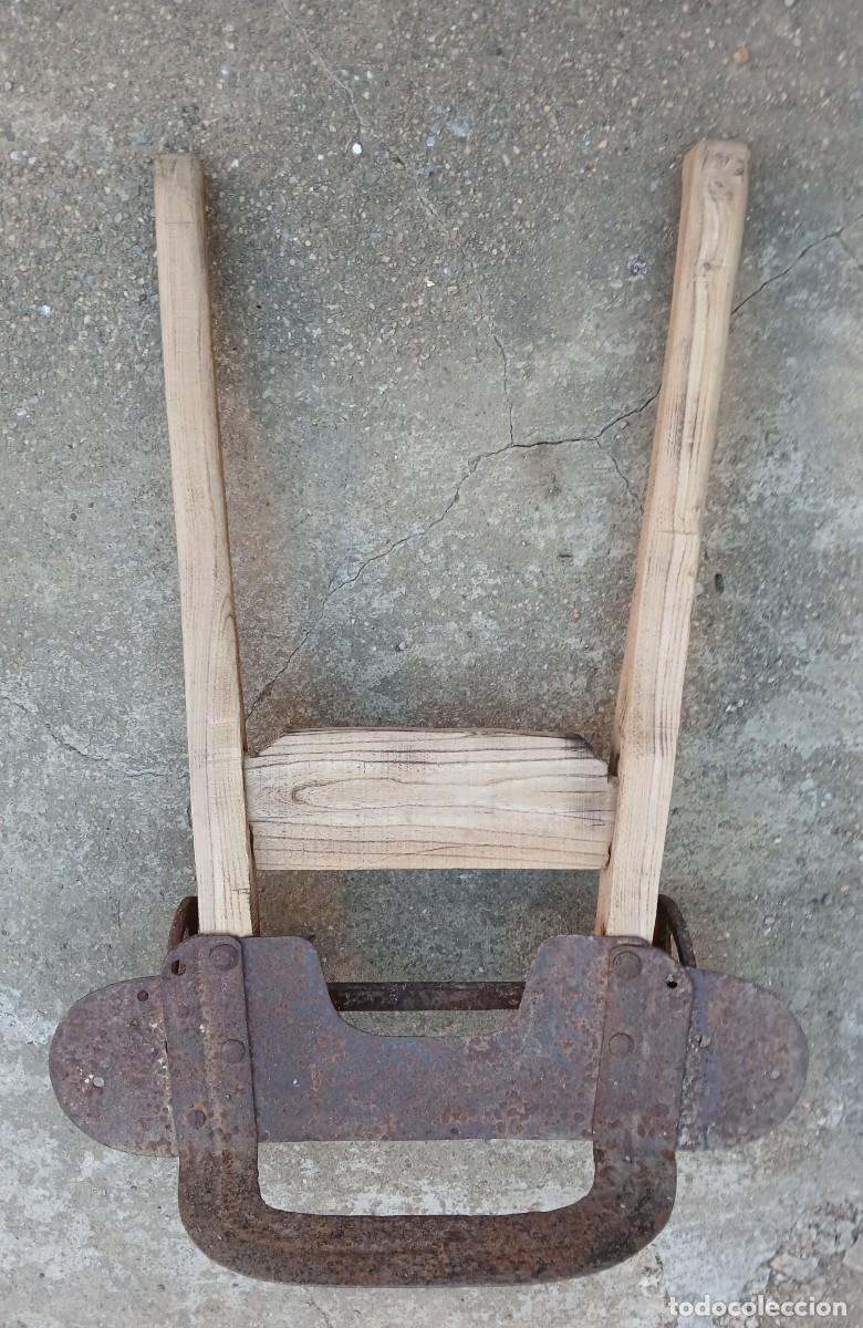 Antig&uuml;edades: Antiguo carretillo de madera con ruedas de hierro.