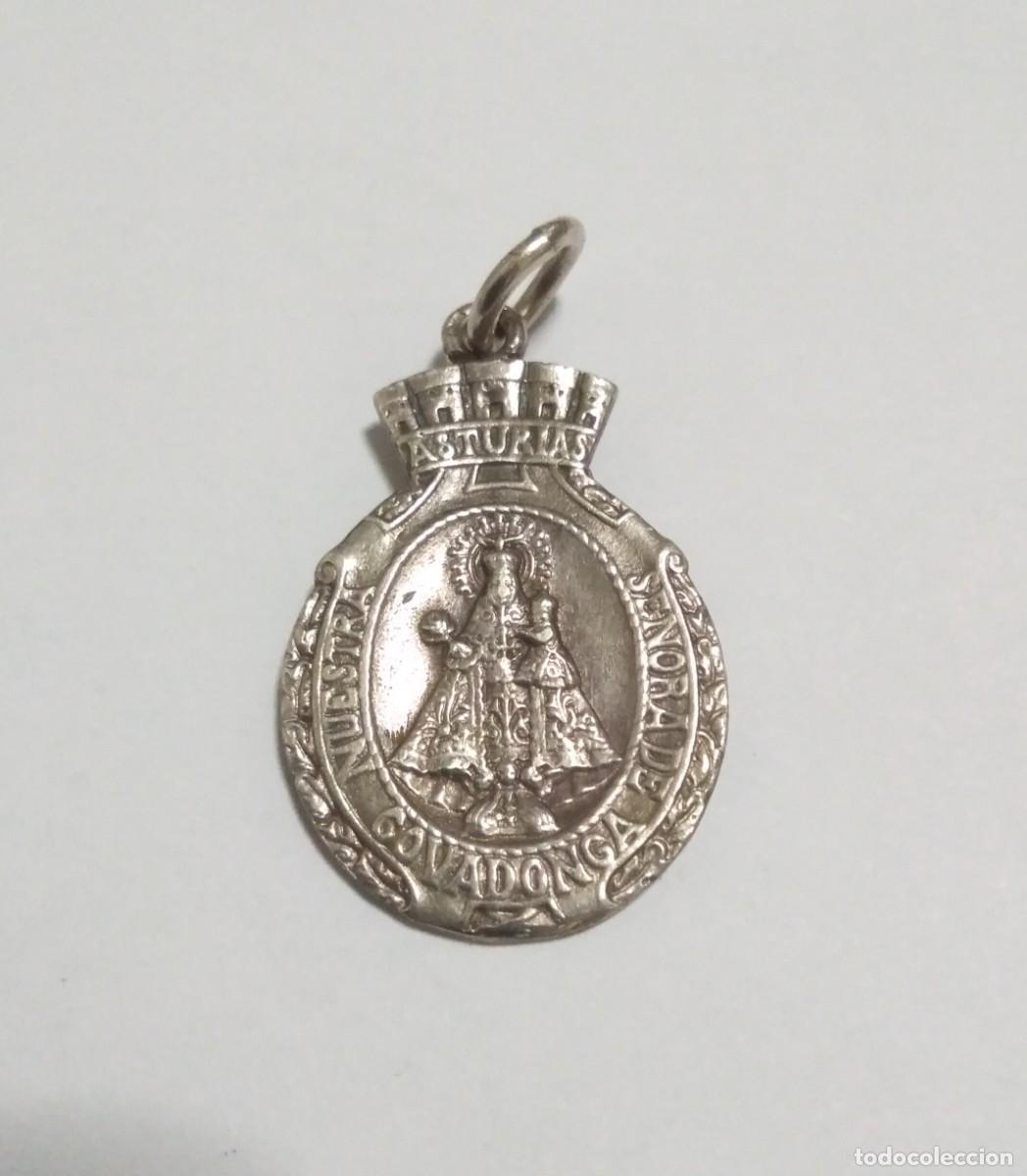 Antig&uuml;edades: Medalla en plata Nuestra Se&ntilde;ora de Covadonga, Asturias. Rep&uacute;blica