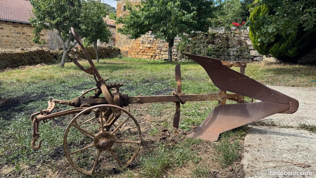 Antig&uuml;edades: Arado antiguo de hierro con ruedas / Vertedera r&uacute;stica de colecci&oacute;n